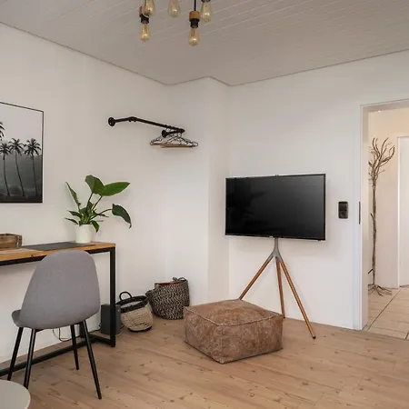 Wohlfuehlwohnung Mit Parkplatz, Zentral, Schnelles Wlan, Bodensee & Schweiz Naehe Singen Exterior photo